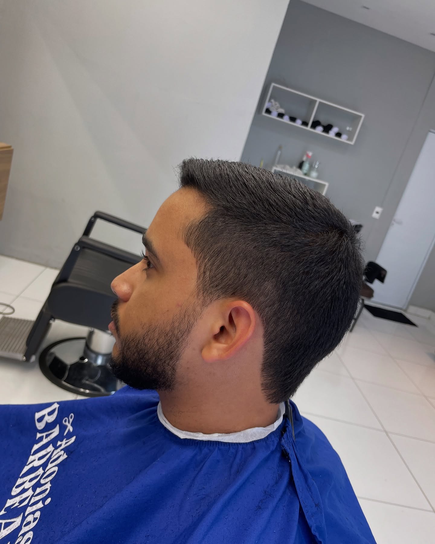 Acabamento de barba alinhada