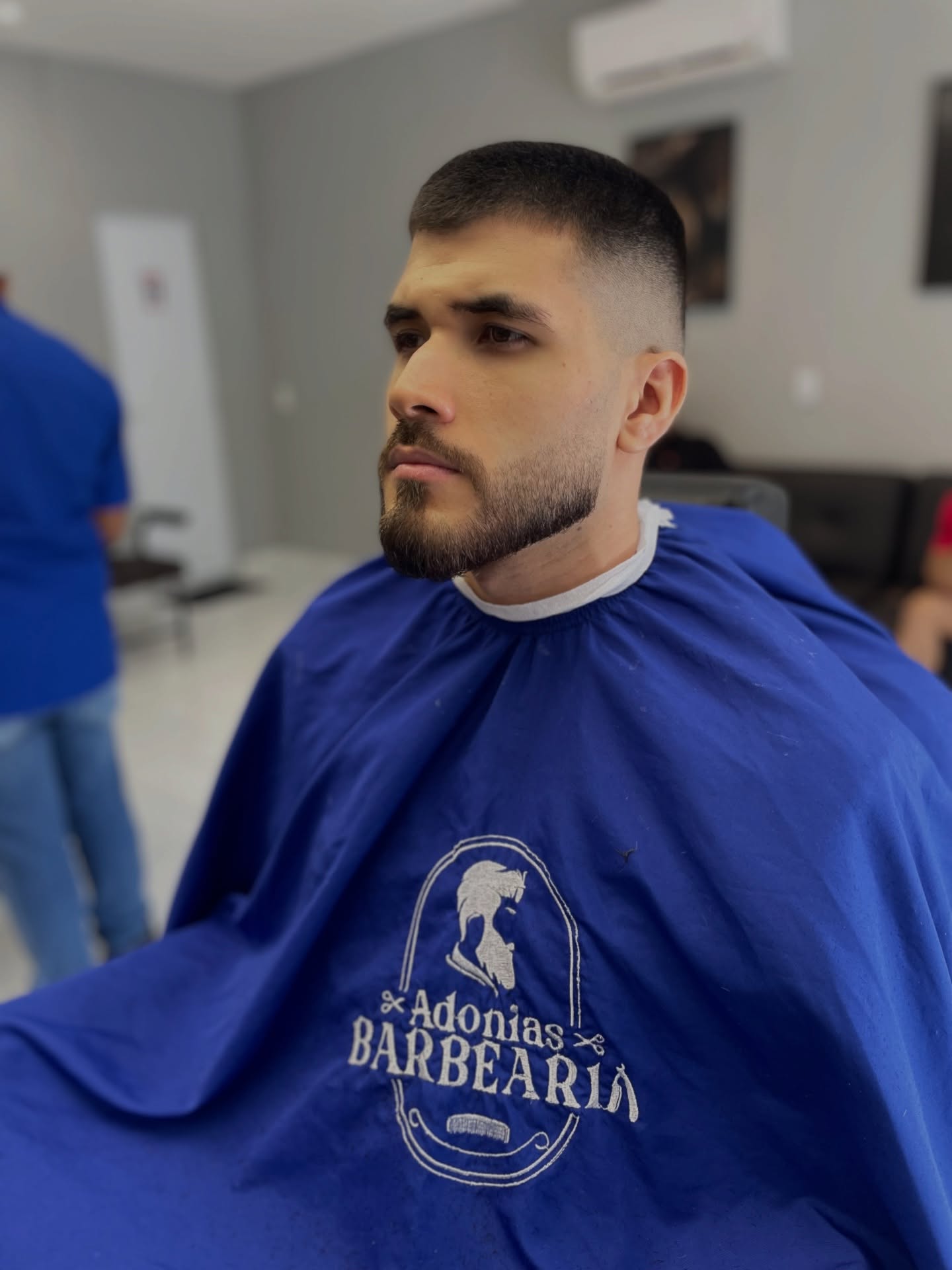 Cliente com sobrancelha alinhada na barbearia
